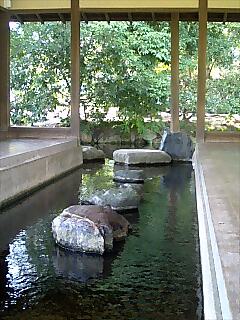 庭園には水が流れて涼しい