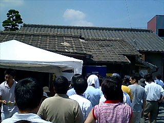 るみばあちゃんのうどんを食べるために並ぶ長い列