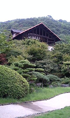 庭から望む本館