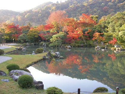 曹源池に映る紅葉