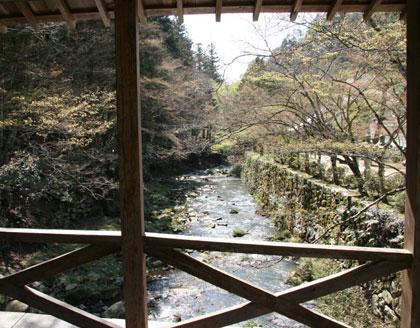 川を渡って佛通寺へ