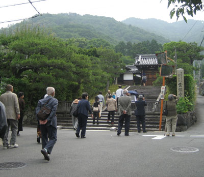 霊鑑寺へ