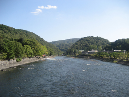 流れの速い宇治川