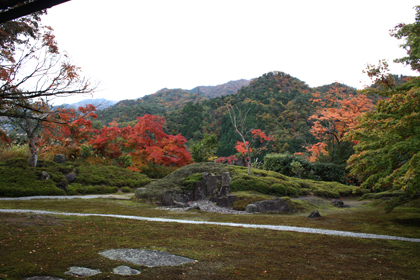 山々を借景した美しい庭