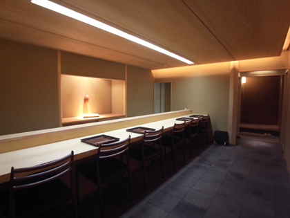 料理屋 深い年輪を刻んだ一枚板を天板に。なぐりの柱が、直線的空間の表情を変える 120210-5.jpg