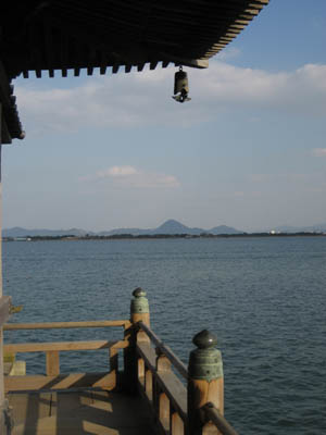 浮御堂から見る穏やかな湖上