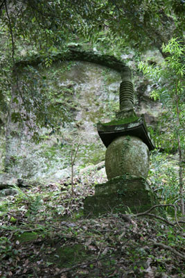 両子寺崖上国東塔