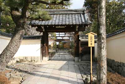 平田老師のご自坊・天龍寺山内の松巖寺