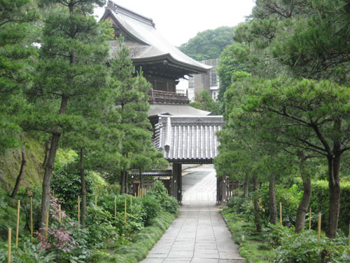 建長寺小方丈前から見下ろす参道