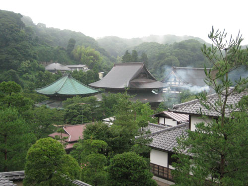 建長寺の伽藍が見渡せる