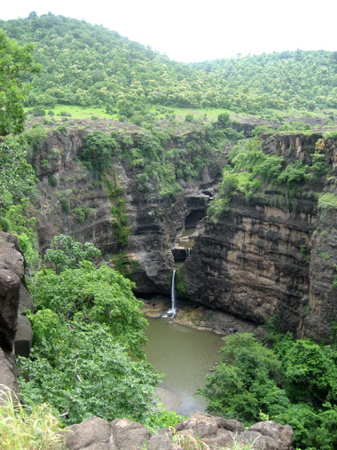 アジャンタ石窟寺院の滝