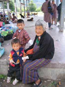 市場にいたおばあさんと孫たち