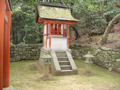 末社の一つ神竜社　この下に兼倶は眠る