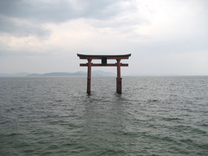 湖水に佇む鳥居