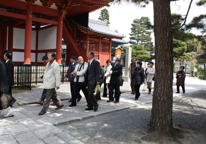 妙心寺山内をいく