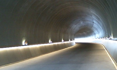 美術館へと続くトンネル