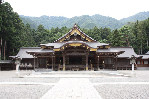 弥彦神社・本殿